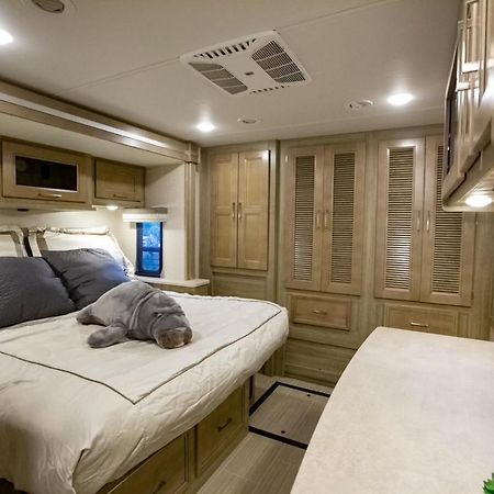 River Safaris, Stationary Class A Motorcoach, Old Homosassa Exteriér fotografie