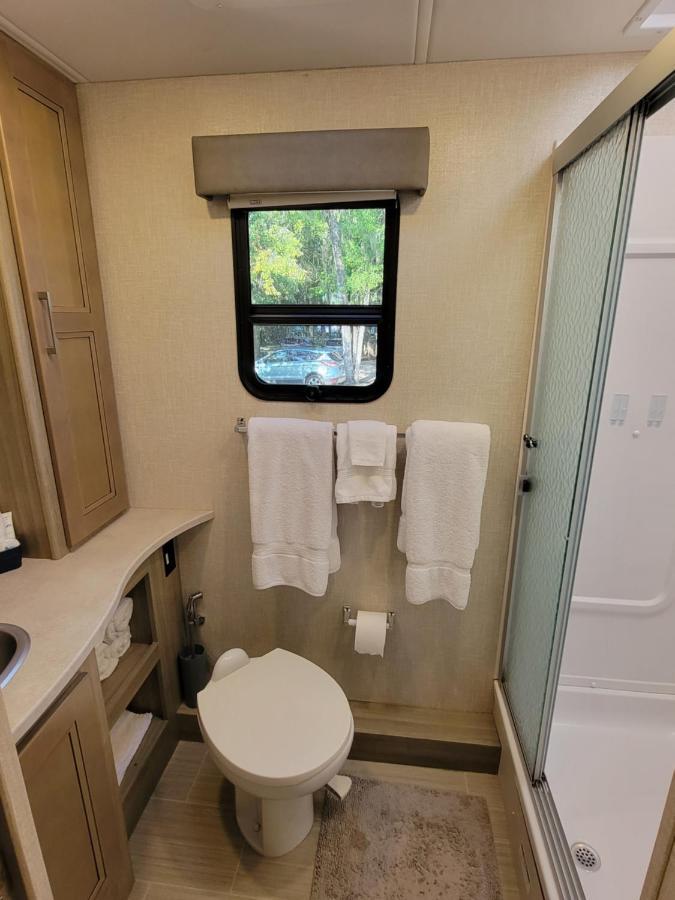 River Safaris, Stationary Class A Motorcoach, Old Homosassa Exteriér fotografie