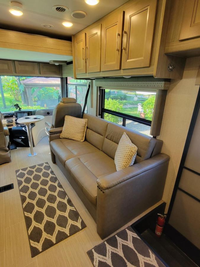 River Safaris, Stationary Class A Motorcoach, Old Homosassa Exteriér fotografie