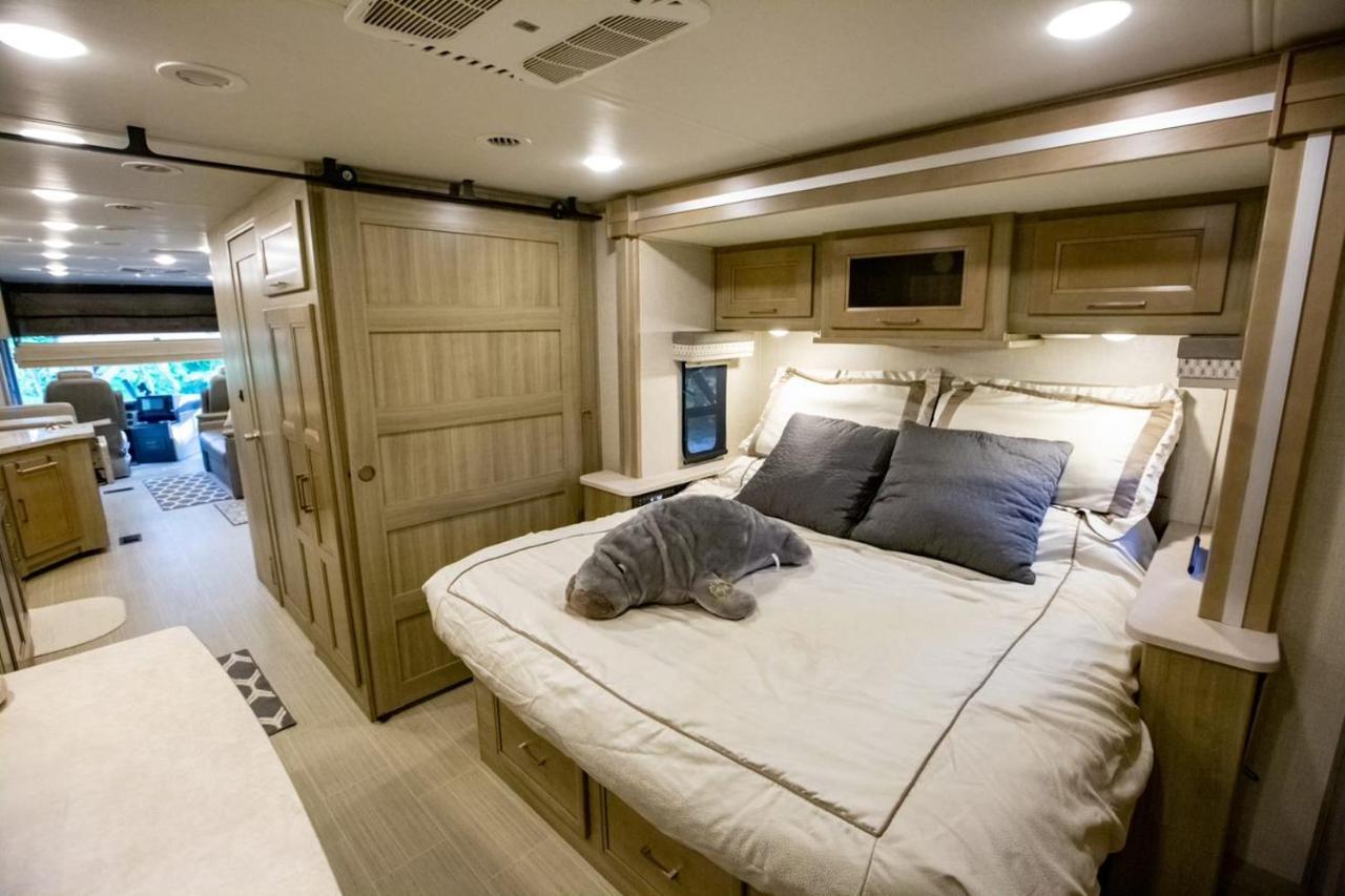 River Safaris, Stationary Class A Motorcoach, Old Homosassa Exteriér fotografie