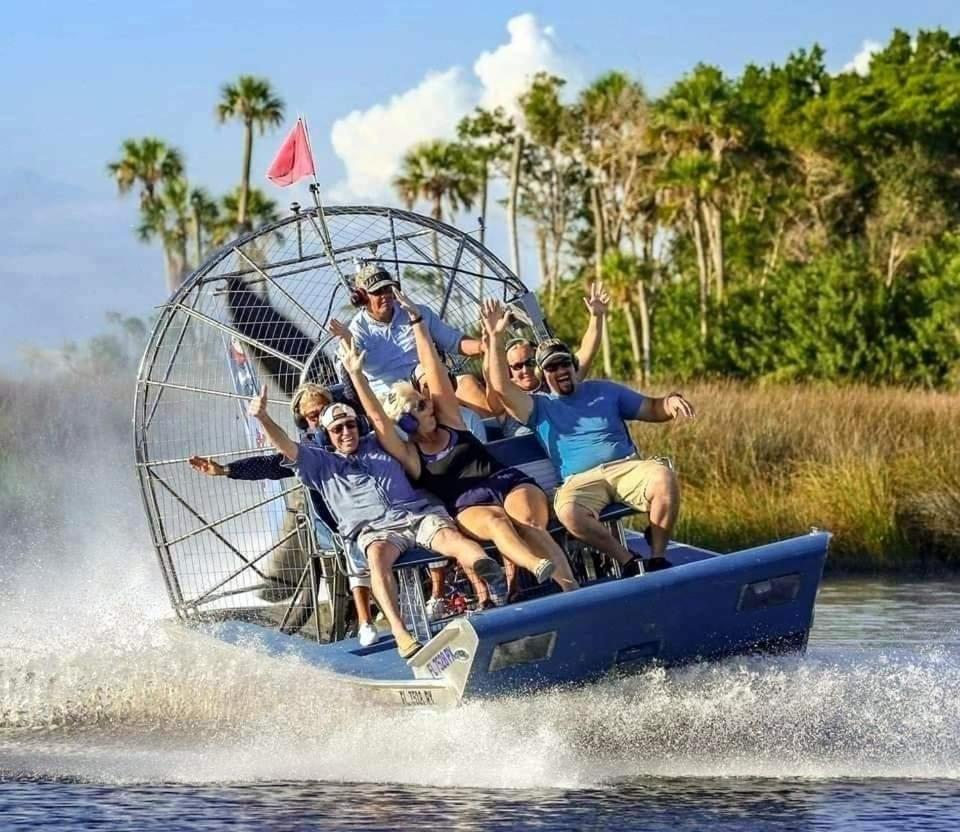 River Safaris, Stationary Class A Motorcoach, Old Homosassa Exteriér fotografie